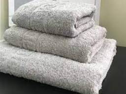 Крашенные махровые изделия средних тонов разных размеров (полотенца, простыни)