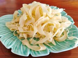 Купить сушеный кальмар стружкой со специями и кунжутом. Поставка в Туркменистан